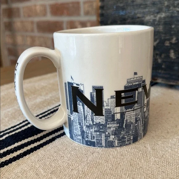 2005 Starbucks Skyline Series New York Mug